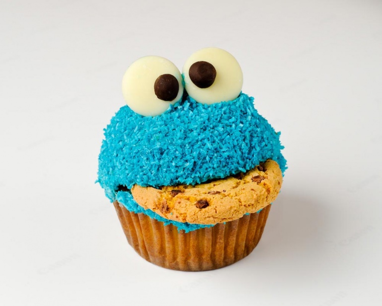 Cookie Monster cupcake eating a cookie